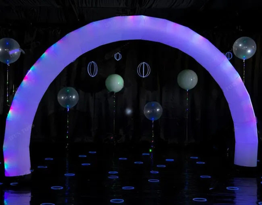 arco gonfiabile esterno in colore bianco con luci a led RGB per la pubblicità di eventi