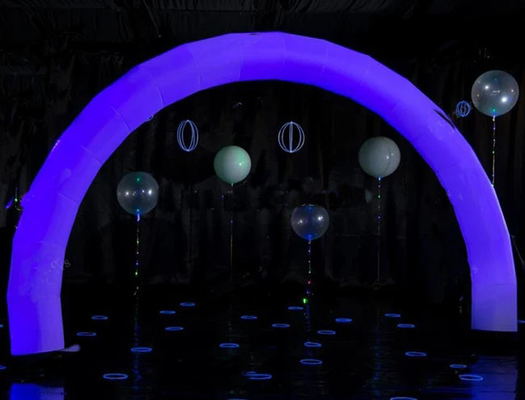 arco gonfiabile esterno in colore bianco con luci a led RGB per la pubblicità di eventi