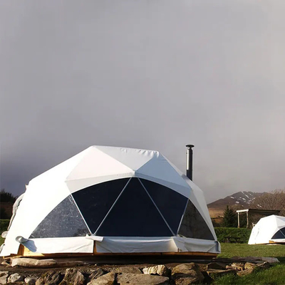 Tenda a cupola chiara a mezza sfera