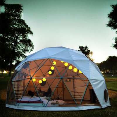 Tenda a cupola chiara a mezza sfera