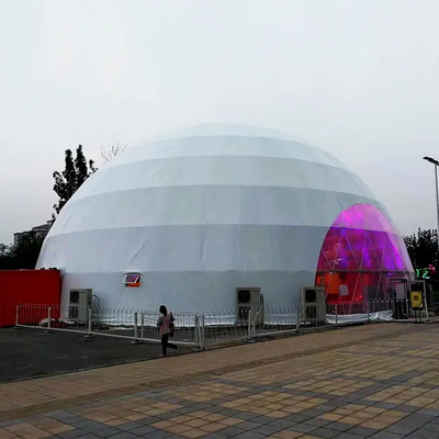 Tenda a cupola chiara a mezza sfera