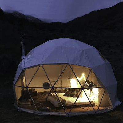 Tenda a cupola chiara a mezza sfera