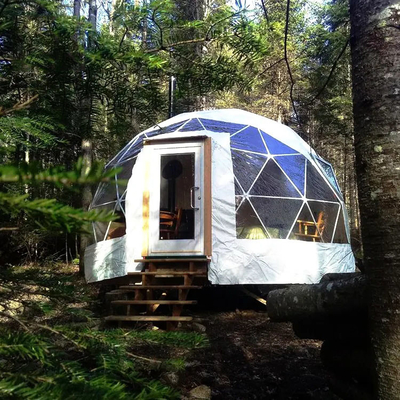 Tenda a cupola chiara a mezza sfera