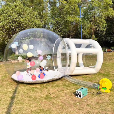 I bambini giocano a una tenda gonfiabile a bolla con un palloncino all'aperto da 3 metri